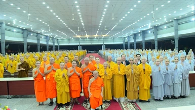 Phái đoàn Liên minh Phật giáo Lào chụp ảnh lưu niệm cùng chư tôn đức Hội đồng Điều hành và Tăng Ni sinh 