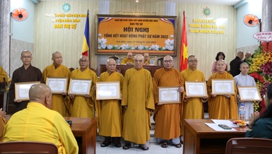 Ban Trị sự Thành phố trao Bằng tuyên dương công đức đến Tăng, Ni Phật giáo huyện Hóc Môn