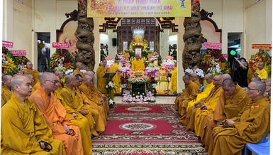 Chư tôn đức quang lâm chứng minh và tham dự lễ tưởng niệm tại tổ đình Quán Thế Âm - Ảnh: Thiện Chí