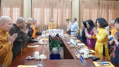 Niệm Phật cầu gia hộ trước phiên họp - Ảnh: Quảng Hậu/BGN