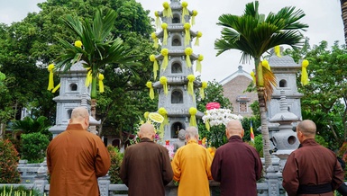 Trưởng lão Hòa thượng Thích Trí Quảng và chư tôn giáo phẩm Hội đồng Chứng minh dâng hương trước bảo tháp cố Đại lão Hòa thượng Thích Phổ Tuệ - Đức Đệ tam Pháp chủ GHPGVN