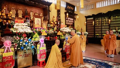 Đức Pháp chủ GHPGVN dâng trà tưởng niệm húy nhật lần thứ 30 cố Hòa thượng Thích Huệ Thới - Ảnh: Phước Truyền