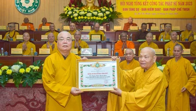 Trưởng lão Hòa thượng Chủ tịch Hội đồng Trị sự trao Bằng tuyên dương công đức đến Hòa thượng Thích Thanh Nhiễu, Phó Trưởng ban Thường trực Ban Tăng sự T.Ư - Ảnh: Văn Phúc/BGN