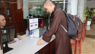 Thí sinh làm thủ tục nhận phiếu báo danh để tham dự Kỳ thi tuyển sinh cử nhân Phật học khóa XIX do Học viện Phật giáo VN tại TP.HCM tổ chức