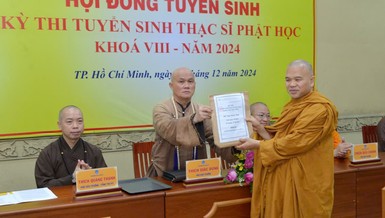 Thượng tọa Thích Giác Dũng trao bộ đề thi đến Thượng tọa Thích Giác Hoàng - đại diện Hội đồng coi thi