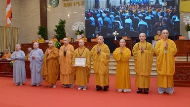 Hòa thượng Thích Lệ Trang trao Bằng tuyên dương công đức đến Ban Giáo dục Phật giáo TP.HCM - Ảnh: Bảo Toàn/BGN