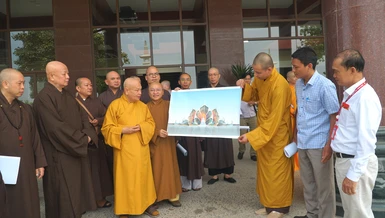 Phối cảnh sân khấu cho đêm thắp nến cầu nguyện hòa bình tại hồ sen trước chánh điện Học viện Phật giáo VN tại TP.HCM - Ảnh: Quảng Hậu/BGN