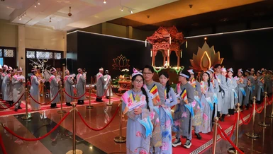 Phật tử chiêm bái xá-lợi Đức Phật tại chùa Thanh Tâm (Phật Cô Đơn), sáng 3-5 - Ảnh: Trung Thắng