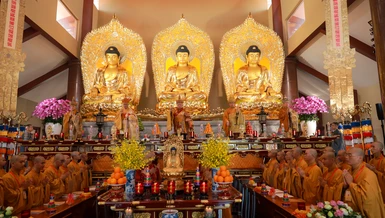 Trang nghiêm Lễ đăng đàn chẩn tế cầu siêu các anh hùng, liệt sĩ theo nghi lễ Phật giáo miền Nam - Ảnh: Phùng Anh Quốc/BGN