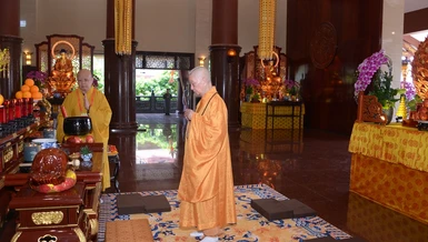 Đức Pháp chủ GHPGVN quang lâm thắp hương cầu nguyện tại lễ khai đàn - Ảnh: Bảo Toàn/BGN