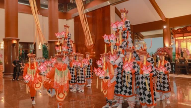 Vũ điệu lục cúng hoa đăng - nét đẹp của Phật giáo cố đô - Ảnh: Phùng Anh Quốc/BGN