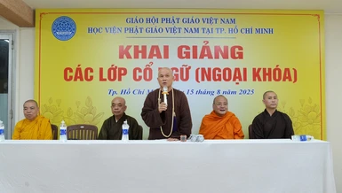 Chư tôn đức tham dự Lễ khai giảng - Ảnh: Bảo Toàn/BGN