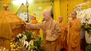 Đức Pháp chủ viếng tang Trưởng lão Hòa thượng Thích Như Tín, Ủy viên Thường trực Hội đồng Chứng minh - Ảnh: Bảo Toàn/BGN