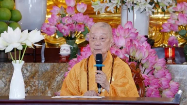 Đức Pháp chủ GHPGVN - Đại lão Hòa thượng Thích Trí Quảng giáo giới chư hành giả an cư tại hạ trường Cơ sở II - Học viện Phật giáo VN tại TP.HCM (xã Bình Lợi) - Ảnh: Bảo Toàn/BGN