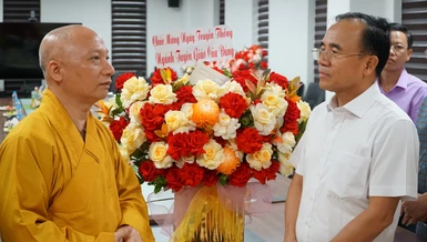 Thượng tọa Thích Chiếu Tuệ trao đổi cùng ông Bùi Quang Hoàn - Ảnh: Quảng Hậu/BGN