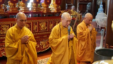 Hòa thượng Thích Bảo Nghiêm và chư tôn đức niêm hương, đảnh lễ Tam bảo tại chùa Cảm Sơn - Ảnh: Quảng Hậu/BGN