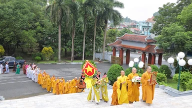 Đoàn Ban Trị sự GHPGVN tỉnh Lào Cai đến đặt vòng hoa tại Khu tưởng niệm Chủ tịch Hồ Chí Minh và Nghĩa trang Liệt sĩ tỉnh trước thềm đại hội