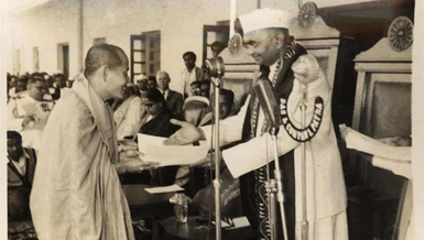 Hoà thượng Thích Minh Châu nhận văn bằng tiến sĩ tại Đại học Bihar do Tổng thống Ấn Độ trao tặng - Ảnh tư liêu GN