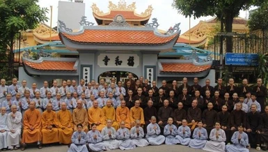 Chư tôn đức Tăng Ni và Ni chúng chụp hình trước chùa Phước Hòa (Q.3, TP.HCM) - Ảnh: Ngọc Đại
