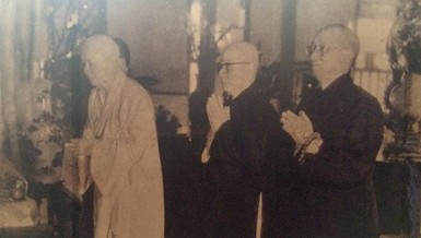 Chư vị tôn túc Hòa thượng Thích Trí Độ, Hòa thượng Thích Đôn Hậu, Hòa thượng Thích Minh Nguyệt, Hòa thượng Thích Thiện Hào lễ Phật tại chùa Xá Lợi trong buổi tiếp đón đại biểu Phật giáo 2 miền dự Hội nghị hiệp thương thống nhất (8-1975) - Ảnh tư liệu GN