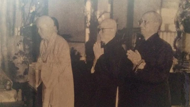 Chư vị tôn túc Hòa thượng Thích Trí Độ, Hòa thượng Thích Đôn Hậu, Hòa thượng Thích Minh Nguyệt, Hòa thượng Thích Thiện Hào lễ Phật tại chùa Xá Lợi trong buổi tiếp đón đại biểu Phật giáo 2 miền dự Hội nghị hiệp thương thống nhất (8-1975) - Ảnh tư liệu GN