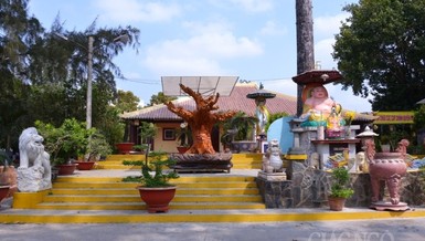 Khó hình dung cảnh tượng ở mặt tiền chùa Phụng Sơn - một trong những di tích kiến trúc nghệ thuật cấp quốc gia - Ảnh: Bảo Toàn