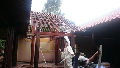 Phần mái ngói ở hậu chánh điện bị tuột hoàn toàn trong mùa mưa - Ảnh: Diệu Tạng