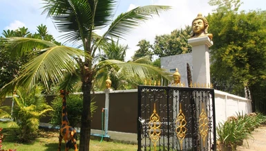 Cổng và hàng rào gây sự phẫn nộ vì không tôn trọng Phật giáo