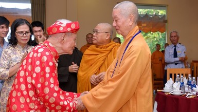 Trưởng lão Hòa thượng Thích Trí Quảng đến thăm cư sĩ Tống Hồ Cầm