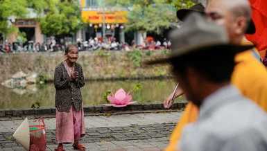 Ảnh của Nguyễn Đình Chiến, anh đặt tên bức hình là “nhất tâm đảnh lễ” - vài ngày qua, bức hình được cộng đồng mạng sử dụng rất nhiều với cảm xúc đẹp về lòng hướng Phật tự nhiên của một mệ xứ Huế 