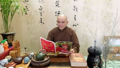 TT.Thích Đồng Thành mỗi ngày đều đọc báo Giác Ngộ để học hỏi ứng dụng vào giảng dạy, hoằng pháp - Ảnh: NVCC