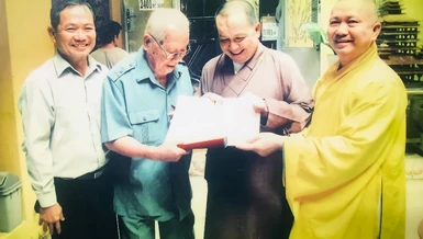 Phật tử Hoằng Thọ (ba của HT.Thích Hoằng Tri) nhận chứng điệp Quy y Tam bảo năm 91 tuổi