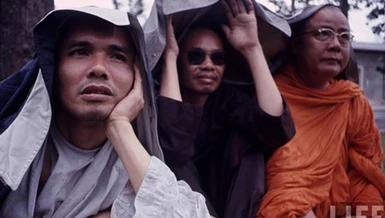 HT Thích Trí Quang (người đầu tiên từ trái qua)