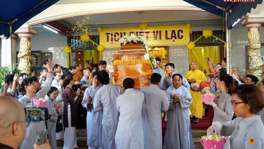 Trà-tỳ kim quan Trưởng lão Hòa thượng Thích Quảng Độ