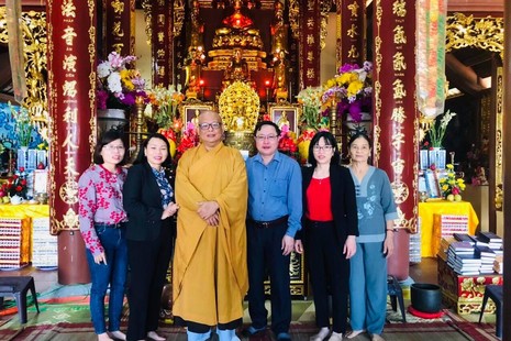 Đoàn cán bộ huyện Quỳnh Lưu chúc tết các chùa