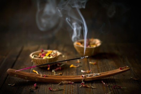 Hương trầm nhẹ tỏa