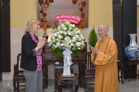 Tổng Lãnh sự Hoa Kỳ tại TP.HCM Susan Burns chúc mừng Đức Pháp chủ GHPGVN nhân Đại lễ Phật đản Phật lịch 2567 (2023) - Ảnh: BT/BGN
