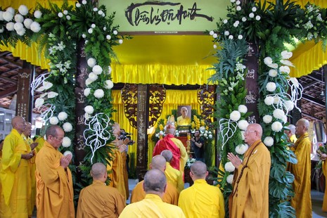 Trưa ngày 25-11 (nhằm ngày 13-10-Quý Mão), nghi thức nhập kim quan Hòa thượng Thích Tuệ Sỹ đã được trang nghiêm cử hành tại chùa Phật Ân (tỉnh Đồng Nai)