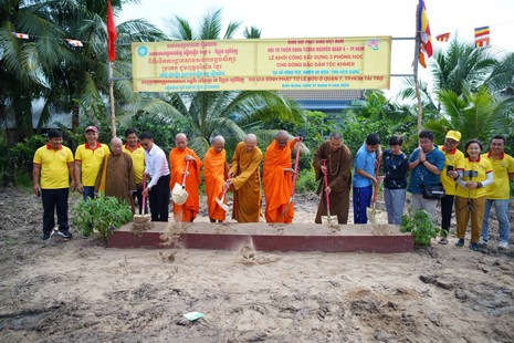Chư tôn đức Ban Trị sự GHPGVN tỉnh Kiên Giang và Hội Từ thiện chùa Tường Nguyên thực hiện nghi thức khởi công xây dựng 3 phòng học