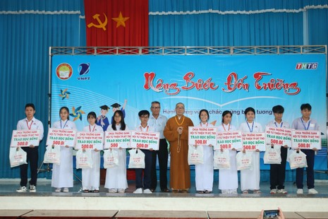 Thượng tọa Thích Quảng Lộc trao học bổng và quà đến các em học sinh