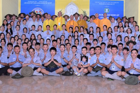 Chụp ảnh lưu niệm nhân kỷ niệm 10 năm thành lập Liên đoàn Gia đình Phật tử đồng hương Quảng Trị tại Huế