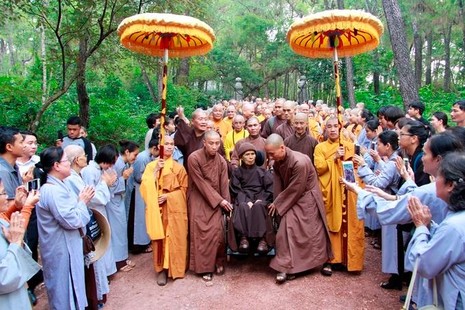 [Video] Xúc động Thiền sư Thích Nhất Hạnh trở về nơi ngôi chùa đã xuất gia tu học năm 16 tuổi