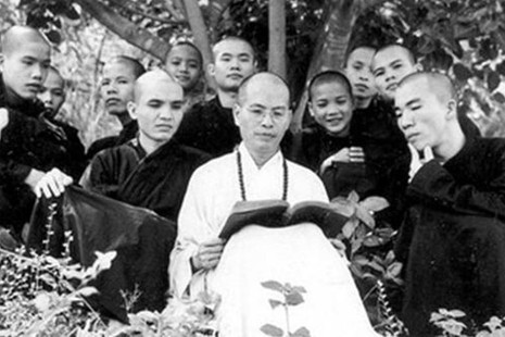 Hòa thượng Thích Trí Thủ với các học Tăng khóa đầu của Phật học viện Trung phần Hải Đức - Nha Trang