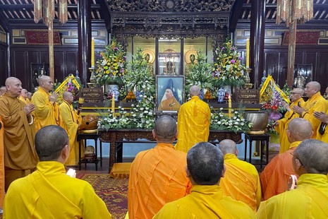 Lễ cúng ngọ cử hành tại chánh điện chùa Thiên Mụ theo nghi lễ truyền thống thiền môn cố đô