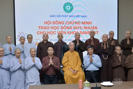 Đức Pháp chủ quang lâm trao học bổng Đức Nhuận đến Tăng Ni sinh viên chuyên khoa Sanskrit Phật học thuộc Học viện Phật giáo VN tại TP.HCM - Ảnh: Bảo Toàn/BGN