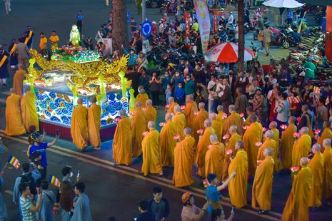 Đoàn cung rước Đức Phật đản sinh từ tổ đình Ấn Quang về Việt Nam Quốc Tự - Ảnh: Quảng Đạo