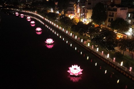 7 đóa sen hồng trên kênh Nhiêu Lộc (TP.HCM) được thắp sáng - mở đầu Tuần lễ Phật đản tại Q.Phú Nhuận