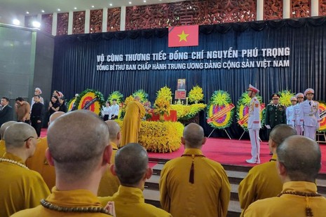 Chư tôn đức Giáo hội Phật giáo Việt Nam tưởng niệm Tổng Bí thư Nguyễn Phú Trọng, tại Nhà tang lễ Quốc gia, Thủ đô Hà Nội - Ảnh: Cẩm Vân