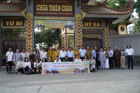 Đoàn hành trình khám phá, trải nghiệm văn hóa tâm linh lưu niệm tại chùa Thiên Châu - Ảnh: H.Ý/Báo Giác Ngộ