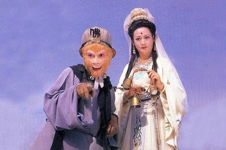 Nữ diễn viên Tả Đại Phân hóa thân hình tượng Quan Âm Bồ-tát và Lục Tiểu Linh Đồng - Tề Thiên Đại Thánh trong bộ phim Tây Du Ký phiên bản 1986